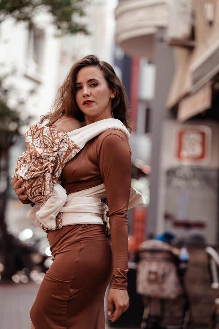 Babytrage TaiTai Lilenia Latte Macchiato - KOKADI